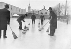 Men_curling_-_1909_-_Ontario_Canada.webp