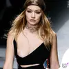 MFW-Gigi-Hadid-sfilata-Versace-2.webp