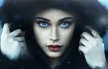 women_women_outdoors_fur_coats_blue_eyes_hoods_red_lipstick_eyeshadow_portrait-1181971.webp