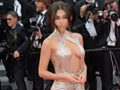 photo.-decollete-insolent-chantel-jeffries-qui-fait-rougir-les-marches-cannes.jpg