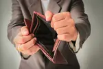 umano-in-tuta-che-mostra-il-portafoglio-vuoto_34810-867.webp